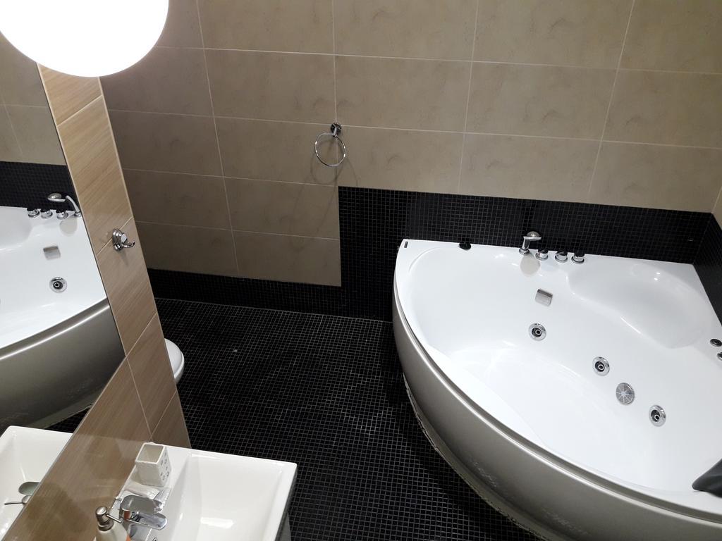 Kreschatik 21 With Terrace 2Br Kiev Buitenkant foto